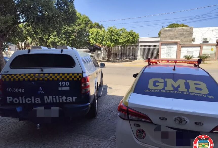 O jovem foi detido e colocado no compartimento de preso da viatura PM, posteriormente o mesmo foi conduzido até a 1°CiaPM
