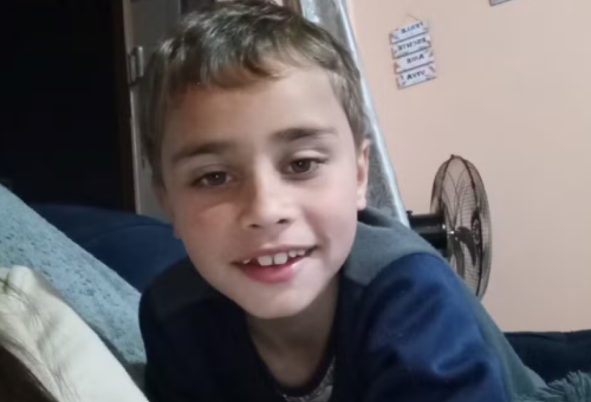 O adolescente foi imobilizado pela população e apreendido pela polícia minutos após a ação. Ele tem 16 anos, conforme a Brigada Militar 
