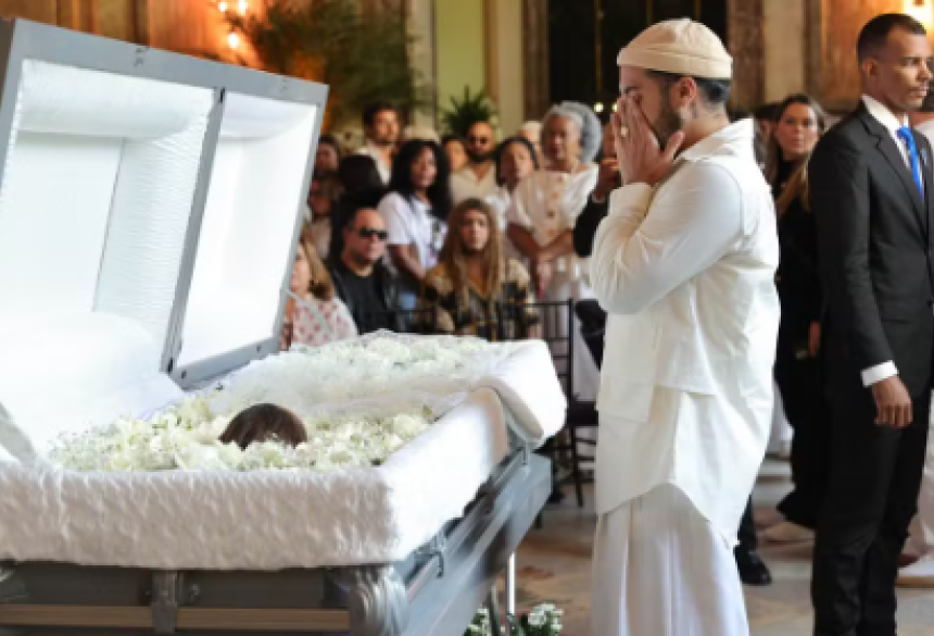 A cerimônia foi aberta ao público cumprindo um pedido da artista, que morreu aos 50 anos