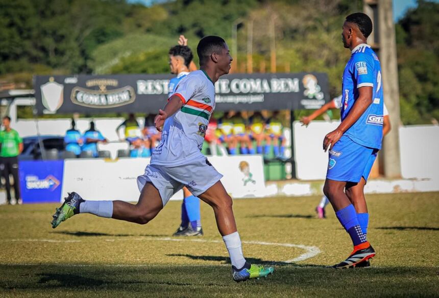 Matheus comemora o primeiro gol do Naviraiense na vitória sobre o Ivinhema em casa neste domingo (Foto: Anderson Menezes/Polygon Fotografia)