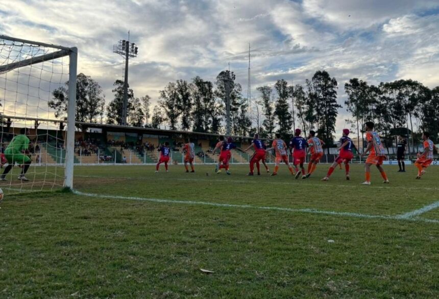 Naviraiense bateu o União no Estádio Virotão e agora espera a conclusão da primeira fase (Foto: Soares Filho)