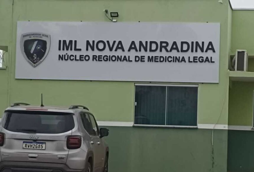 Em seguida, recuperou o controle da situação e lançou a arma para longe, impedindo que o detento voltasse a utilizá-la