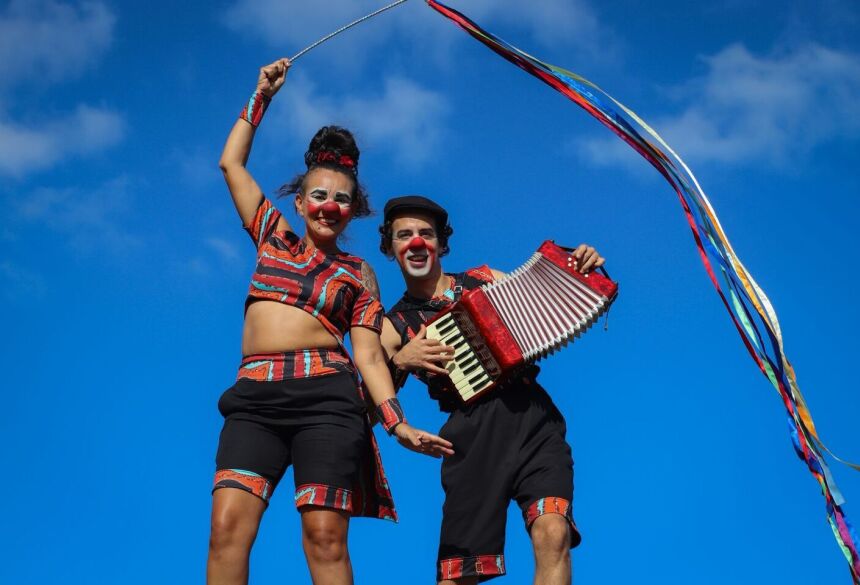 O espetáculo faz parte de uma turnê nacional que leva arte e humor pelas ruas de diversas cidades do Brasil