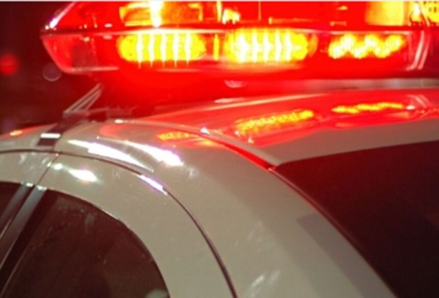 No local, os policiais encontraram o veículo com o motor ligado e o motorista debruçado sobre o volante