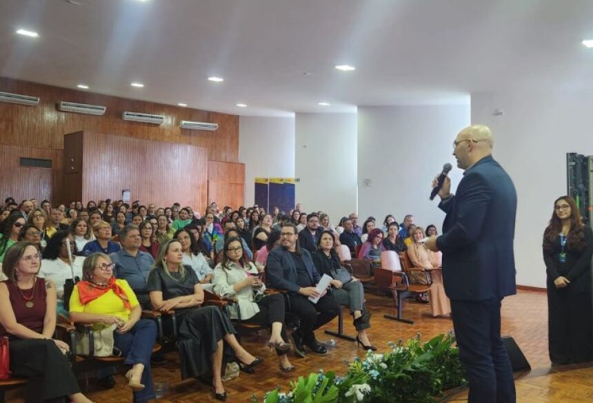 A obra digital é fruto do trabalho coletivo do CEADA (Centro Estadual de Atendimento ao Deficiente da Audiocomunicação) e integra as ações previstas no Contrato de Gestão 