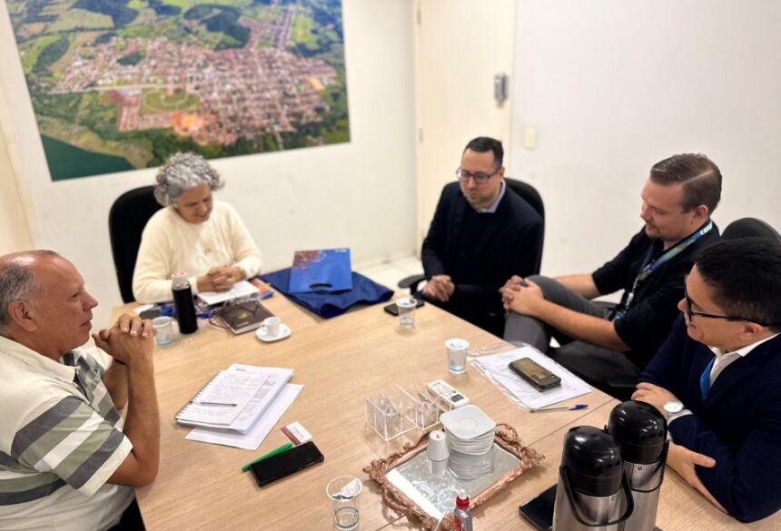 Durante o encontro, representantes da Caixa apresentaram um dossiê de relacionamento, que detalha a trajetória da parceria 