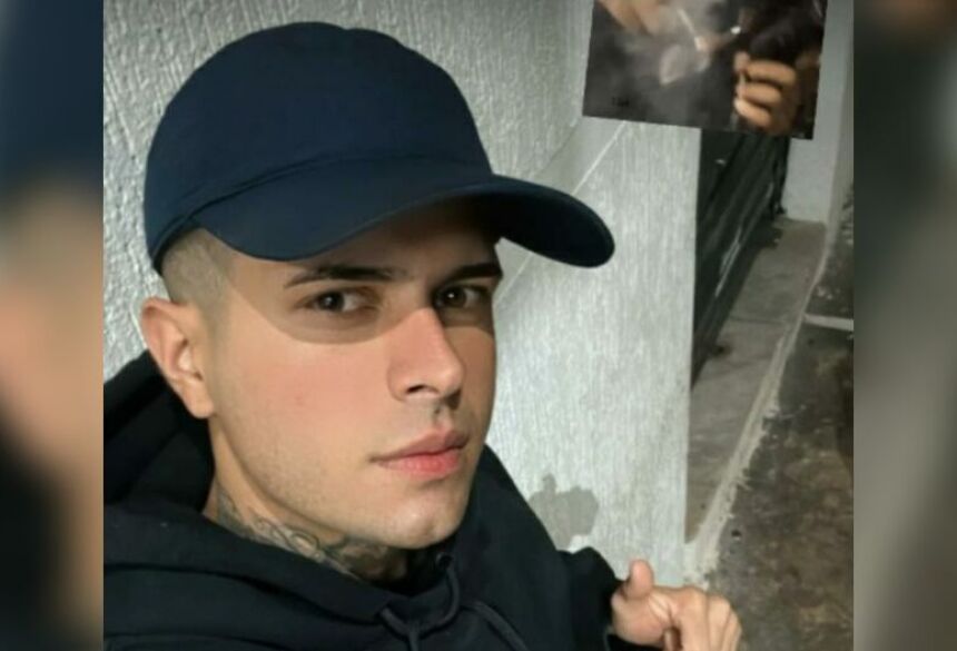 Um homem armado, usando capacete preto e casaco escuro, entrou no local apontando a arma diretamente para Lucas
