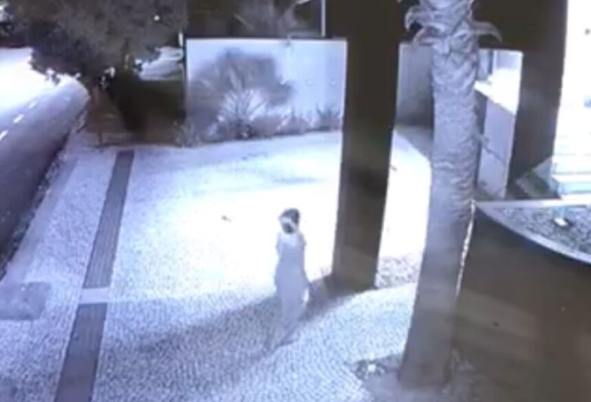 Em determinado momento, dois deles atravessam a pista, se aproximam do homem deitado e passam a atirar pedras 