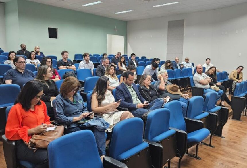 O encontro contou com a participação do Ministério Público estadual, representantes da indústria, recicladores e especialistas 