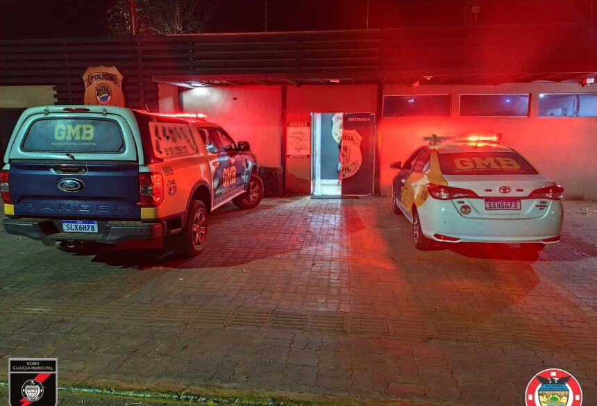 O suspeito foi colocado no compartimento de preso da viatura, posteriormente as partes foram encaminhadas até o quartel da guarda municipal