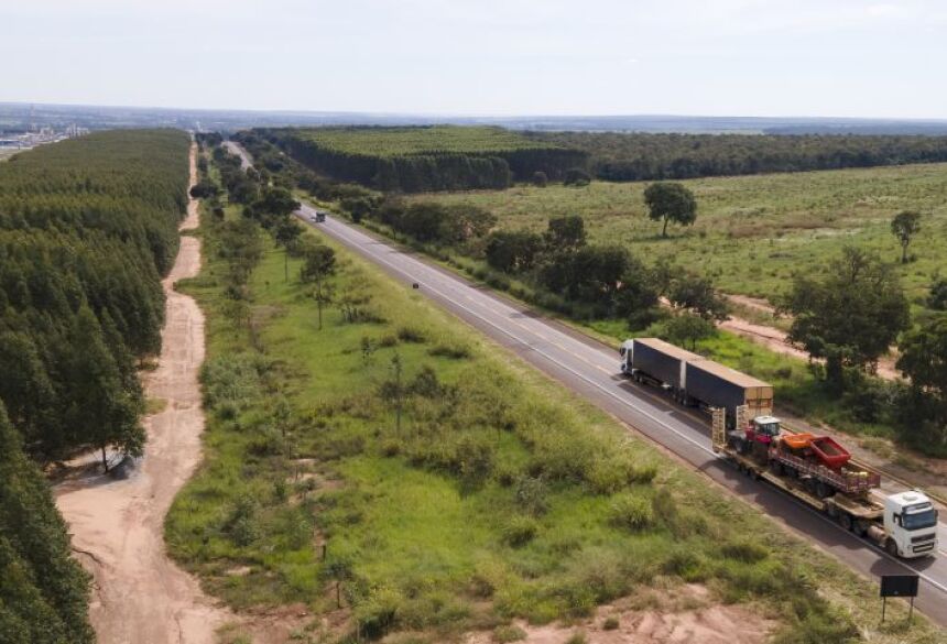 O projeto Rota da Celulose tem como objetivo antecipar e ampliar investimentos na malha viária, favorecendo o escoamento da produção