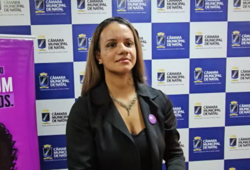 Estudante Juliana Soares recebeu comenda Maria da Penha na Câmara Municipal de Natal  Foto: Brunno Rocha/Inter TV Cabugi