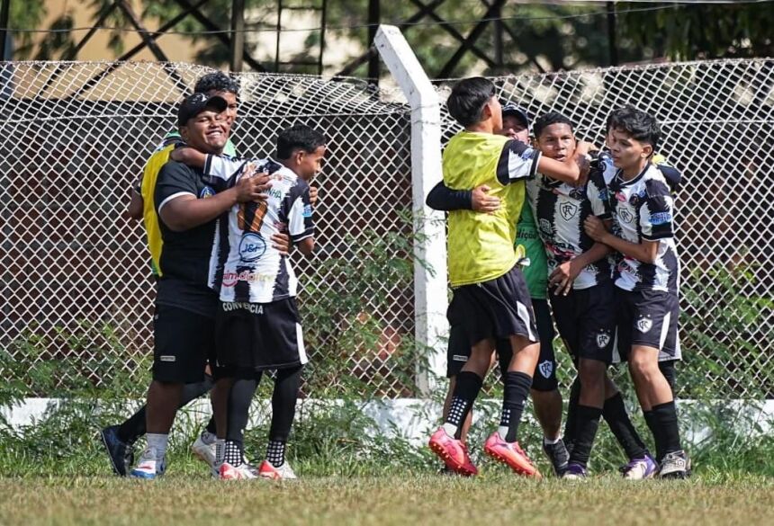 Jogadores do DAC comemoram gol de Murilo, o segundo na vidada do Corumbaense (Foto: Marcelo Berton/@berton_shots_jpn)
