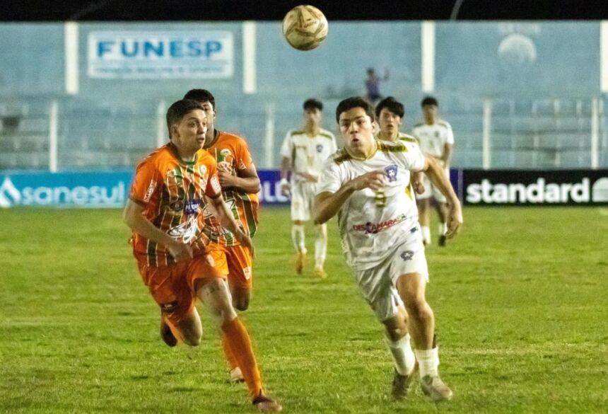 Os dois times seguiram com dez jogadores para cada lado até que, aos 35 minutos do segundo tempo