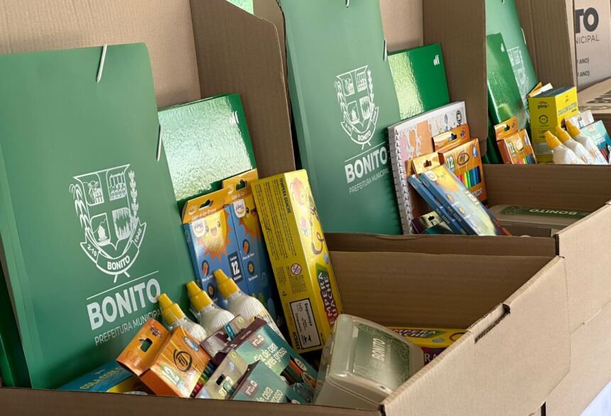 A entrega oficial dos kits terá início nesta quinta-feira, 28 de agosto, diretamente nas unidades escolares
