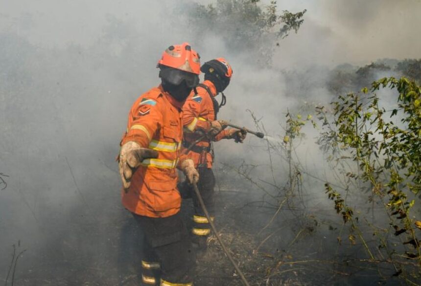 O Corpo de Bombeiros foi acionado, mas as chamas se espalharam rapidamente, consumindo totalmente a ambulância