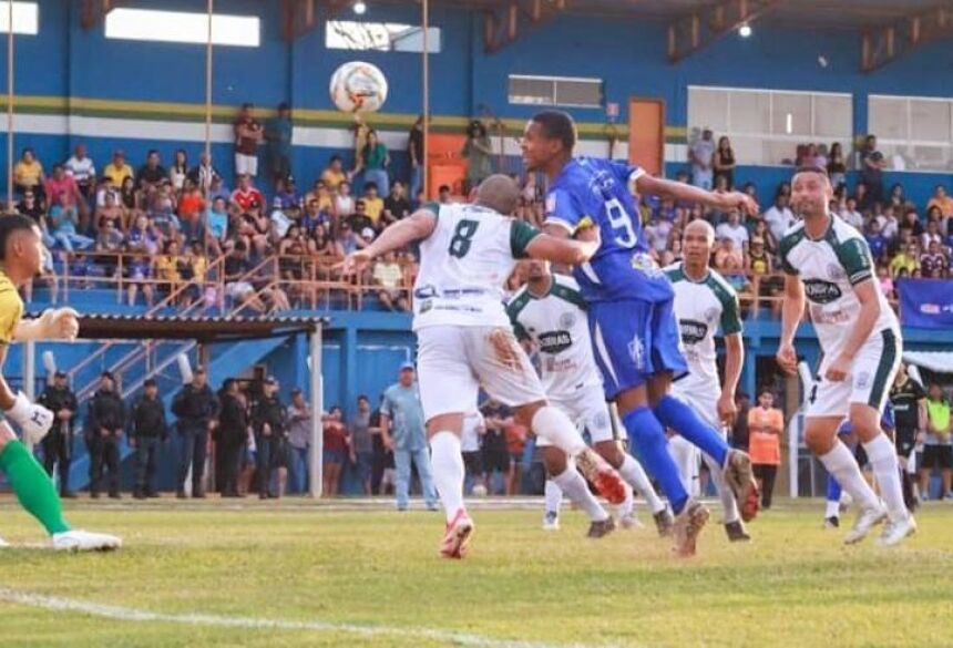 Fabinho (9) ganhou dos marcadores e desviou de cabeça para marcar o gol da vitória do MAC (Foto: Iaucas Tide/@iaucasfotografia)