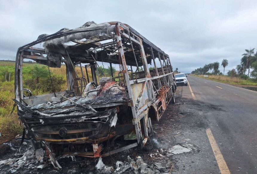 O Corpo de Bombeiros foi acionado e esteve no local para controlar o incêndio e garantir a segurança