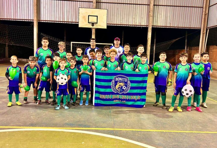 Os treinos acontecem às segundas e quartas-feiras com futsal na Quadra, e às sextas-feiras com futebol de campo