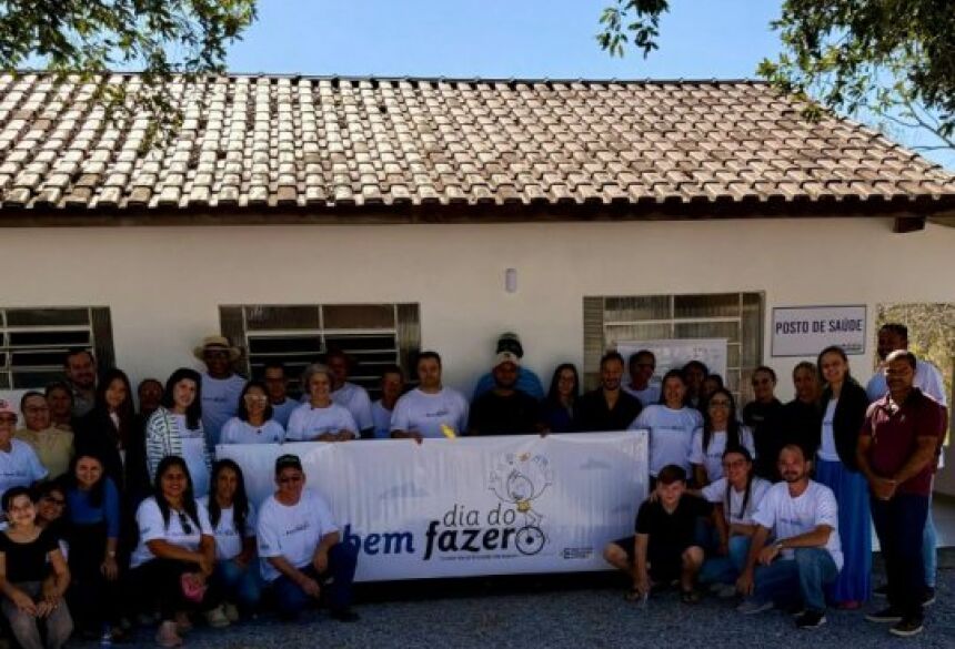 Algumas telhas quebradas foram trocadas, com recuperação dos beirais e vigas do telhado. A área externa do prédio foi nivelada com material apropriado