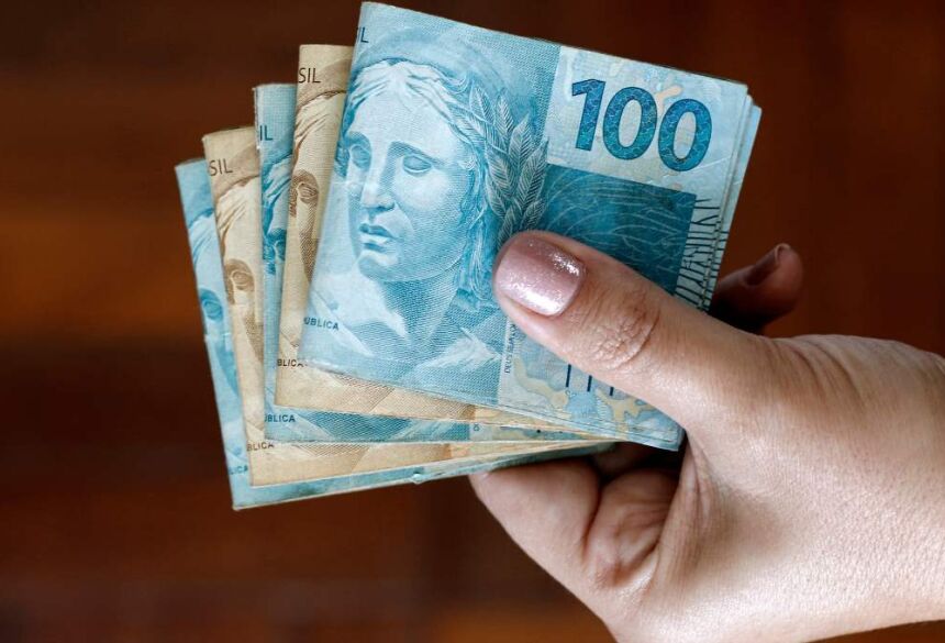 O pagamento em dia contribui para o fortalecimento da economia local, garantindo maior poder de compra aos trabalhadores 