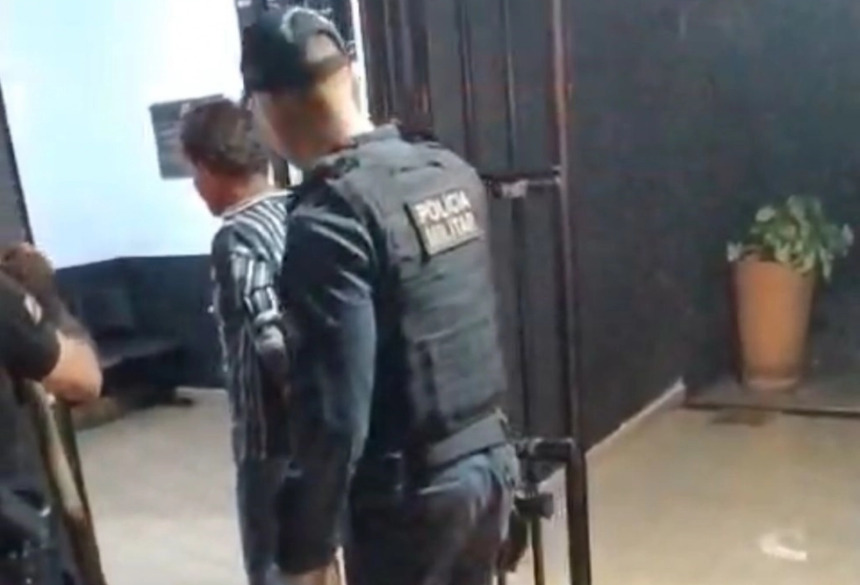 O suspeito foi encontrado dentro de casa e preso em flagrante