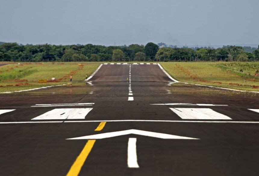 O projeto contempla a ampliação da pista para 2.000 metros, o que vai possibilitar a operação de aeronaves de maior porte
