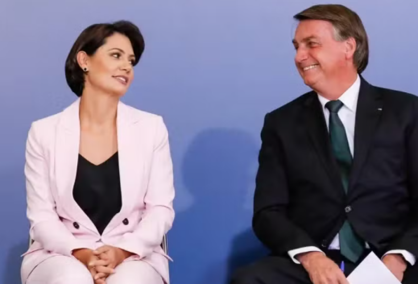 No condomínio onde vive, Bolsonaro recebe Carlos e Jair Renan. Eduardo, que está nos Estados Unidos, e Flávio, que está no Congresso,
