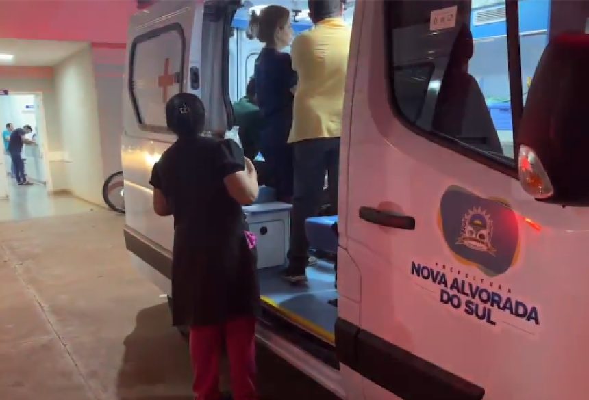 Ambulância em que vítima foi transferida em vaga zero / Reprodução/Alvorada Informa