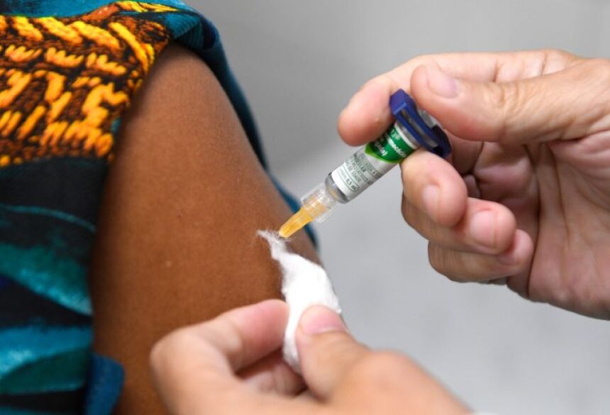 Avançou ainda na imunização contra dengue, com 21 municípios atingindo 100% da meta após campanha estadual com investimento direto