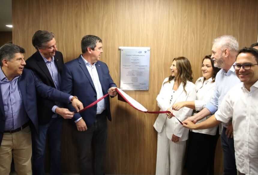 O governador Eduardo Riedel participou da inauguração nesta segunda-feira (1), no saguão do hospital. "A saúde pública se constrói no dia a dia