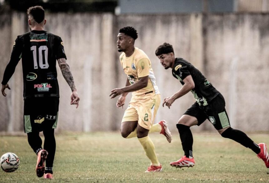 Jogo truncado pelo alto número de faltas e cartões terminou sem bola na rede (Foto: @eduardofotoms/CR Aquidauana)