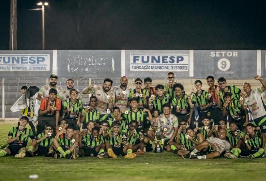 Jogadores e comissão técnica do Náutico comemoram a conquista estadual neste sábado no Jacques da Luz (Foto: Rodrigo Moreira/FFMS)