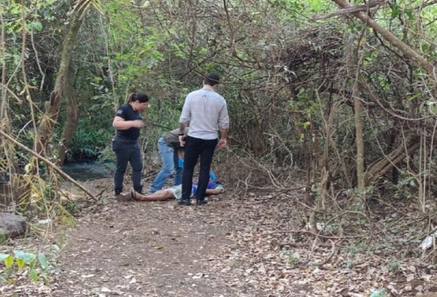 Já no período da tarde, dois homens que foram pescar na região se depararam com o corpo, que apresentava sinais de tiros na cabeça, nas nádegas e nas costas