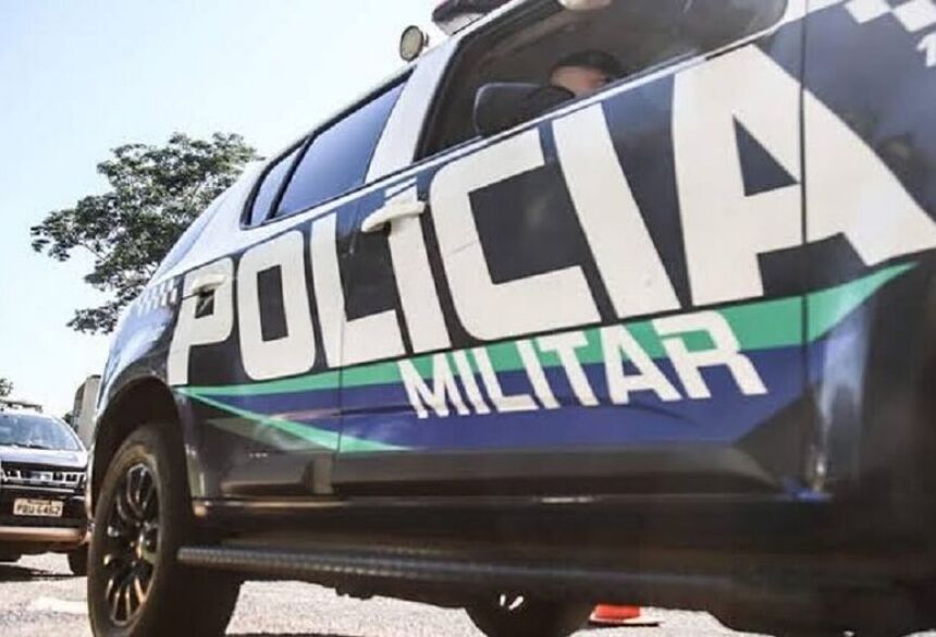 O suspeito disse que o vizinho pegou uma pedra e ameaçou lhe atacar, por isso, pegou uma faca para se defender