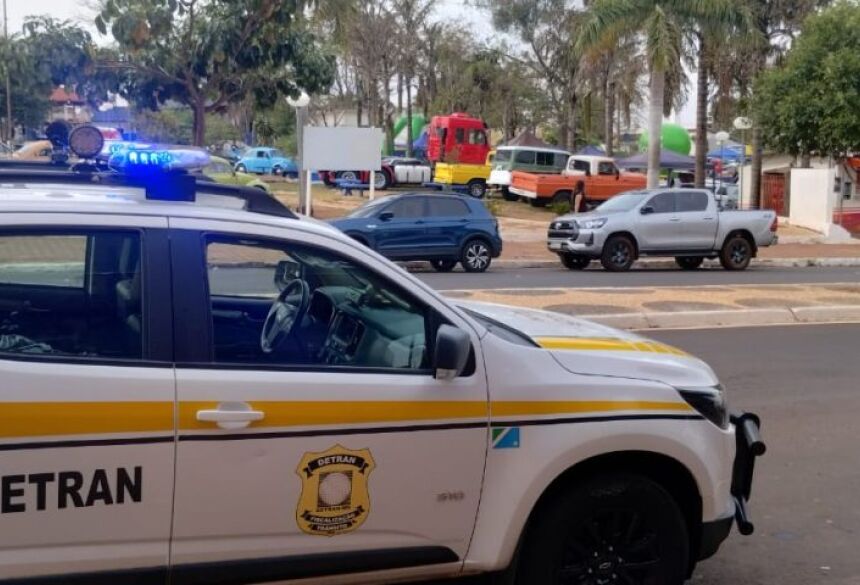 O condutor possuía mandado de prisão em aberto e mais de 74 passagens pela polícia, incluindo tráfico, estelionato e violência doméstica