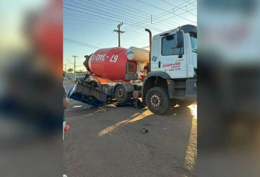 O condutor do caminhão, de 48 anos, permaneceu no local até a chegada do socorro