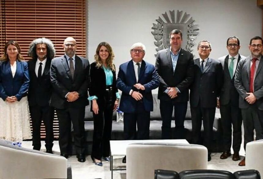 O governador Eduardo Riedel e a procuradora-geral do Estado, Ana Carolina Ali Garcia, discutiram recentemente o assunto com uma comitiva do CJF e do TRF3