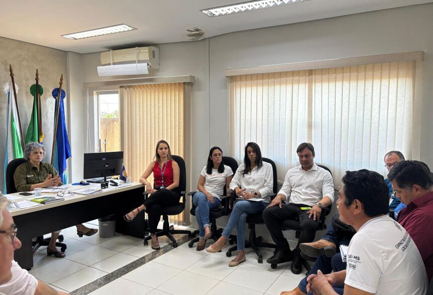 Durante a reunião, foi informado que as ambulâncias recebidas são de grande porte, equipadas com oxigênio, bombas de infusão 