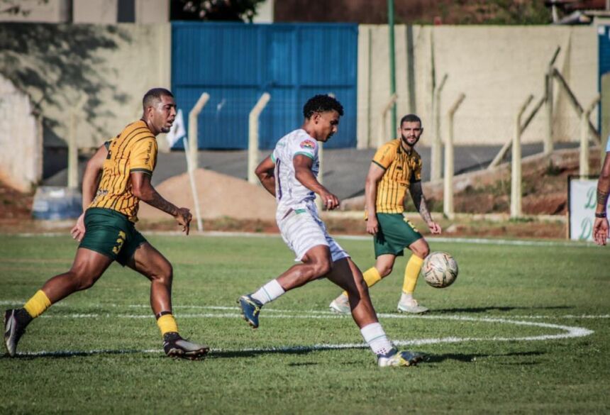 Mesmo bem marcado, Caio Vidal marcou mais dois gols e se isolou na artilharia, agora com sete na conta (Foto: Arthur Gust)