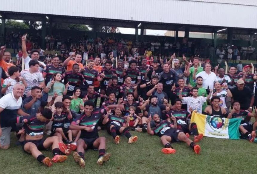 Jogadores do Bataguassu comemoram acesso com a torcida após vitória sobre o MAC no último sábado (Foto: Diego Oliveira/Cenário MS)