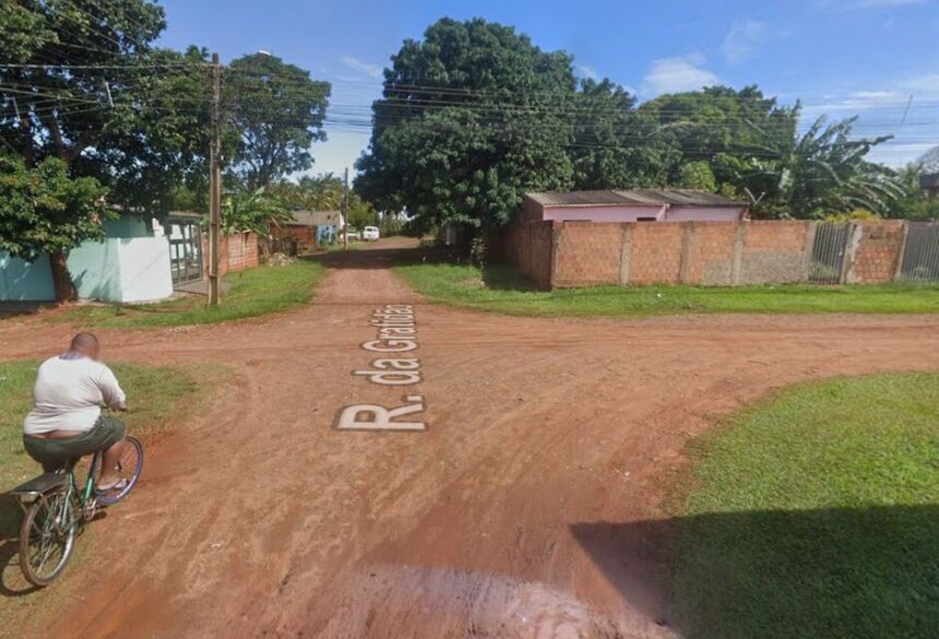 Com medo, ela saiu correndo e se escondeu na casa de uma vizinha, que ligou para PM