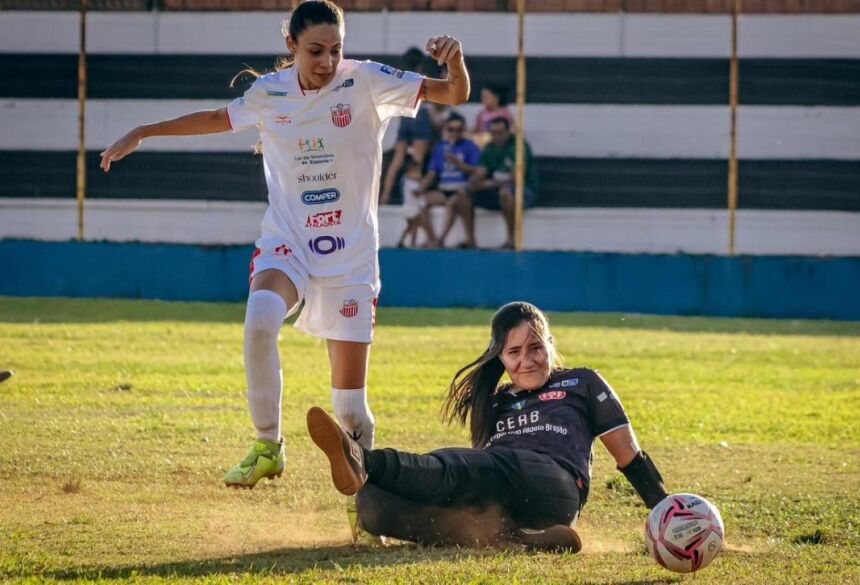 Gabriela passa pela goleira do CEAB no gol que fechou a goleada do Cefac/Esquerdinha (Foto: Rodrigo Moreira/FFMS)
