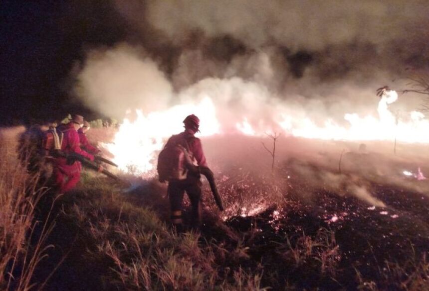 As equipes permanecem no local, onde também foi realizado combate ao fogo durante a noite