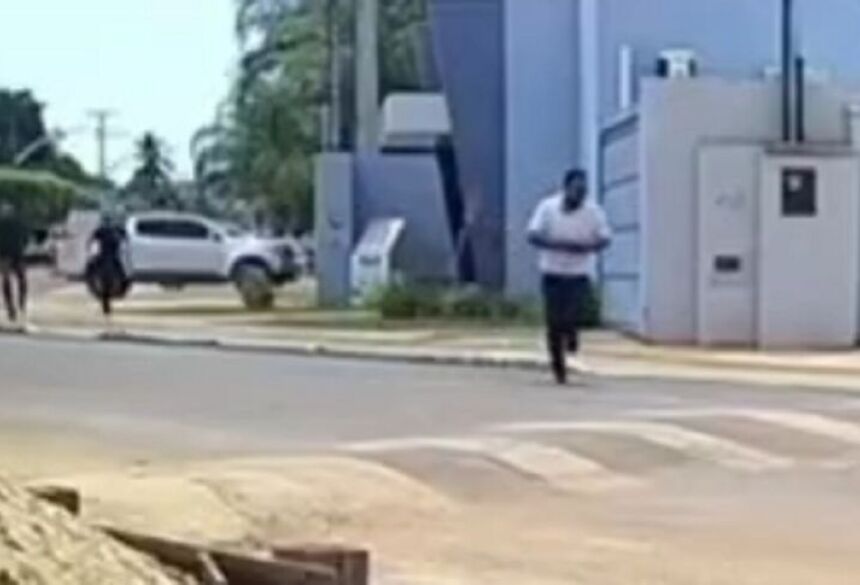 A tentativa de fuga ocorreu no momento em que o suspeito era colocado na viatura da Polícia Civil