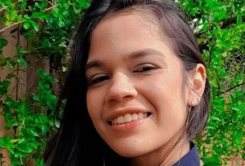 A suspeita foi localizada por volta das 10h na casa do namorado. Aos investigadores da Polícia Civil, a adolescente confessou ter desferido as facadas 