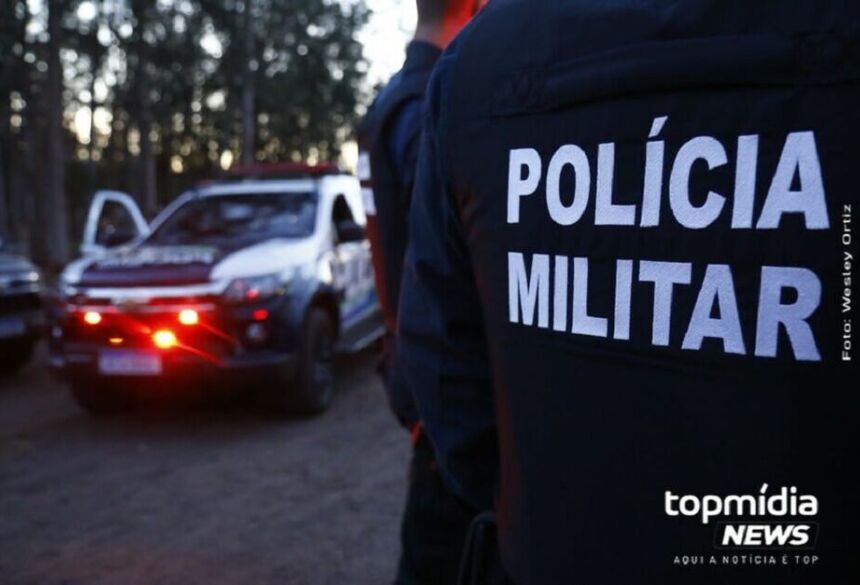 Ao chegar, os policiais encontraram o homem em surto tentando derrubar a barraca da vítima
