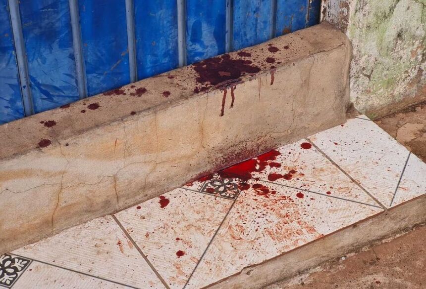 O agressor ainda tentou alcançá-lo, mas desistiu e retornou ao veículo