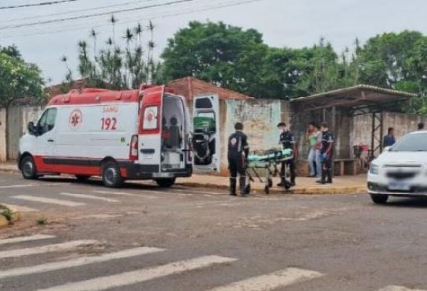 A pequena estava indo levar um irmão na escola, acompanhada da mãe, quando foi atingida por uma motocicleta enquanto estava atravessando a rua