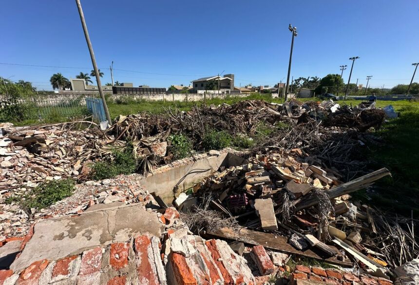 O espaço, que se encontra abandonado, tem sido alvo de reclamações de moradores da região